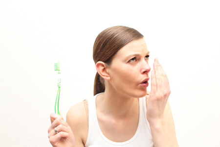 Bakterien im Mund können schön am Morgen zu schlechtem Atem und Mundgeruch führen.